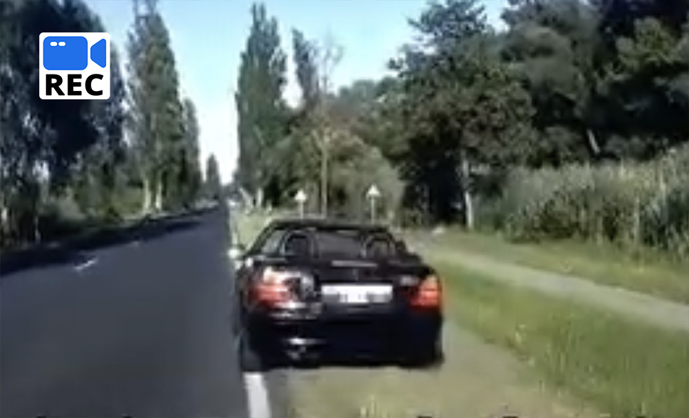 Rendőrök várták a vasúti átjáró szabad jelzését, majd szemből jött a meglepetés