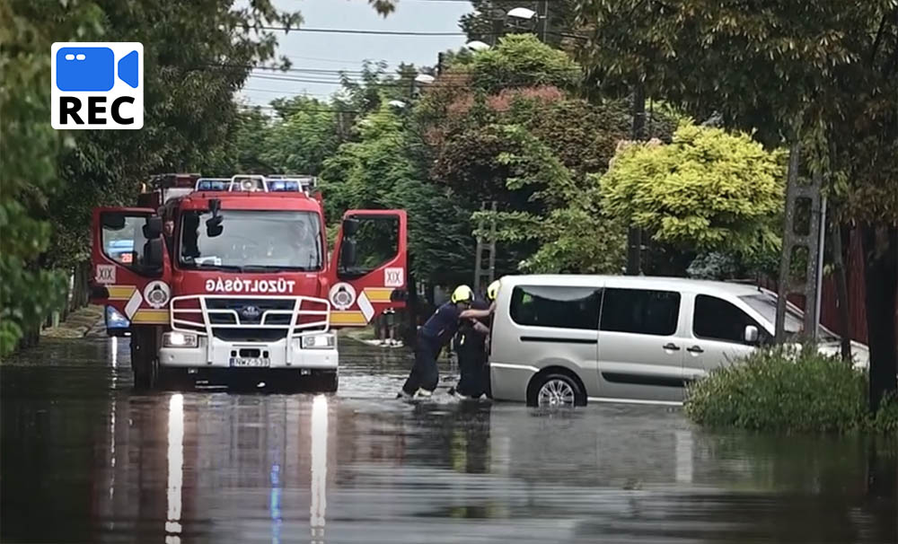 Elárasztotta Budapestet a vihar – autók rekedtek a vízben, tetőket bontott a szél
