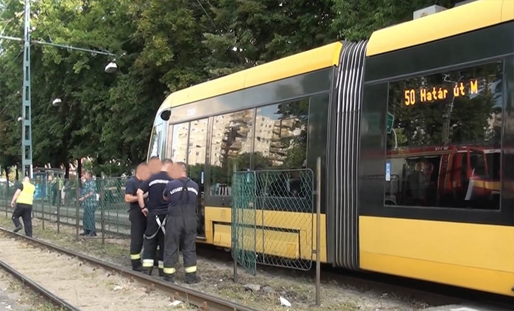 A kerítésből kellett kivágni egy nőt, akit villamos gázolt el Kispesten