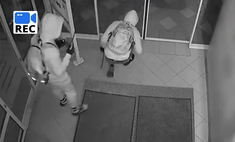 Filmbe illő gyorsasággal fosztottak ki egy bankautomatát, majd rollerrel menekültek