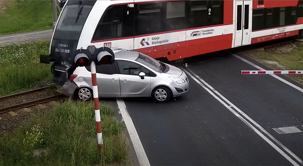 Döbbenetes baleset a síneken – kamera rögzítette, ahogy a vonat belerohan az Opelbe