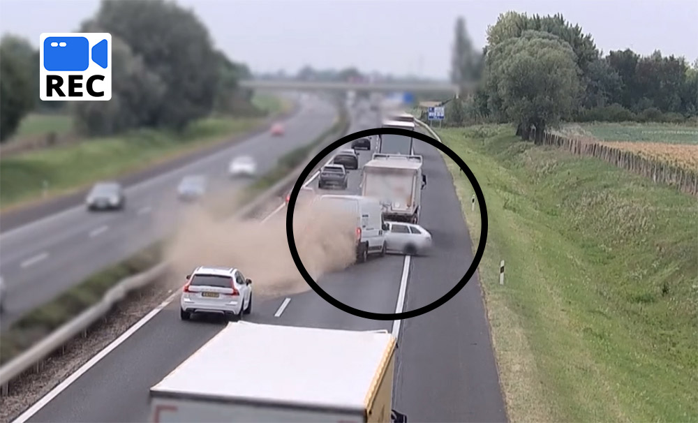 Besorolás helyett árokban kötött ki az autópályán egy sofőr