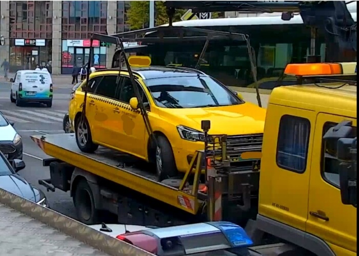 A rendőrség folyamatosan szállíttatja el a közlekedést jogtalanul aksdályozó taxikat