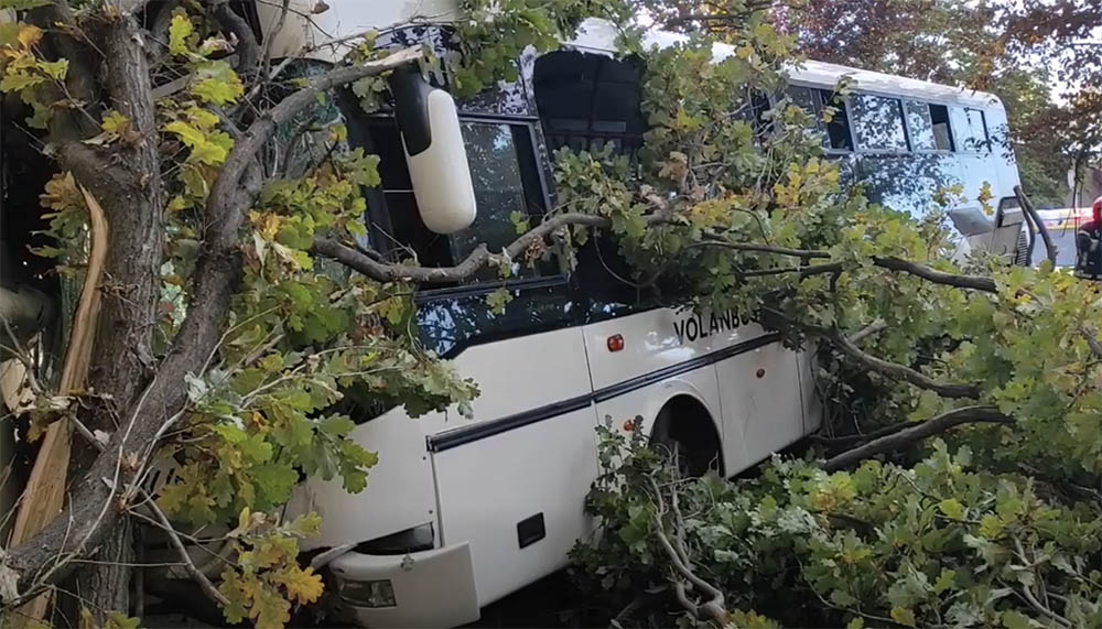 Busz csapódott egy iskola falának Szolnokon – huszonhárom sérültet kellett ellátni
