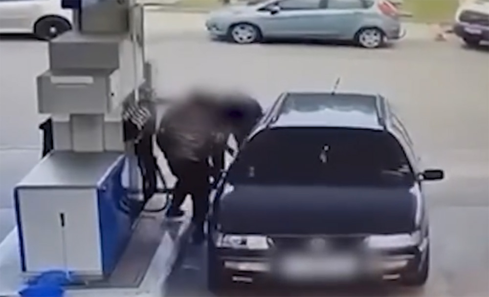 Nem mindennapi balesetet rögzített egy benzinkúti kamera az M0-ás egyik pihenőjében