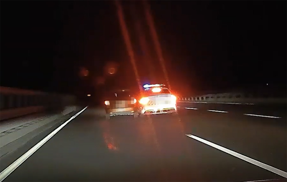 Rendőrautónak ütközve menekült az M5-ösön – videón a veszélyes üldözés