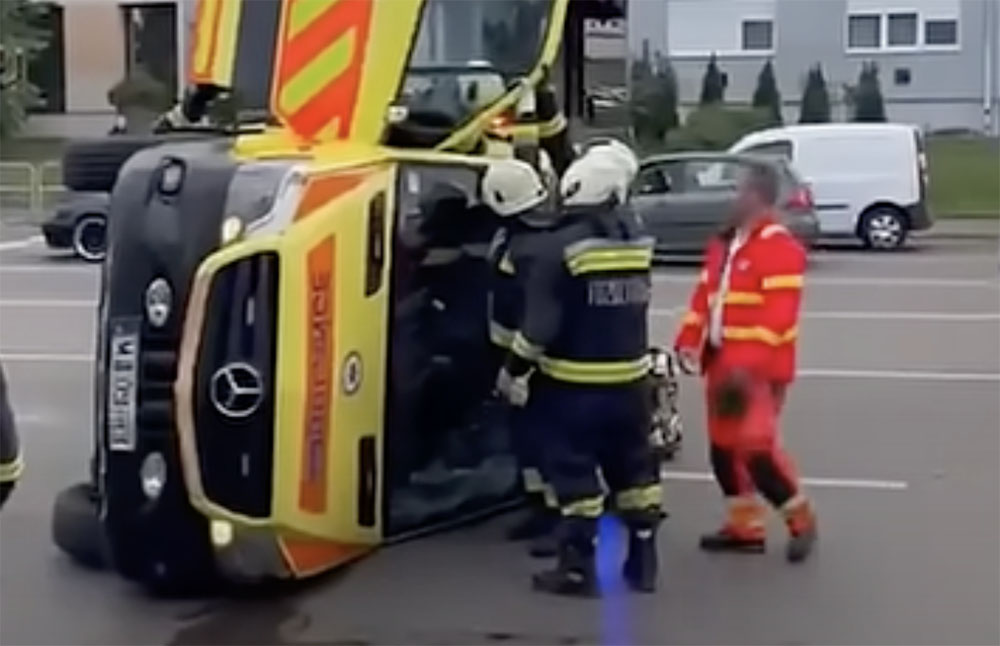 Felborult egy mentőautó Egerben – beteg is utazott a járműben