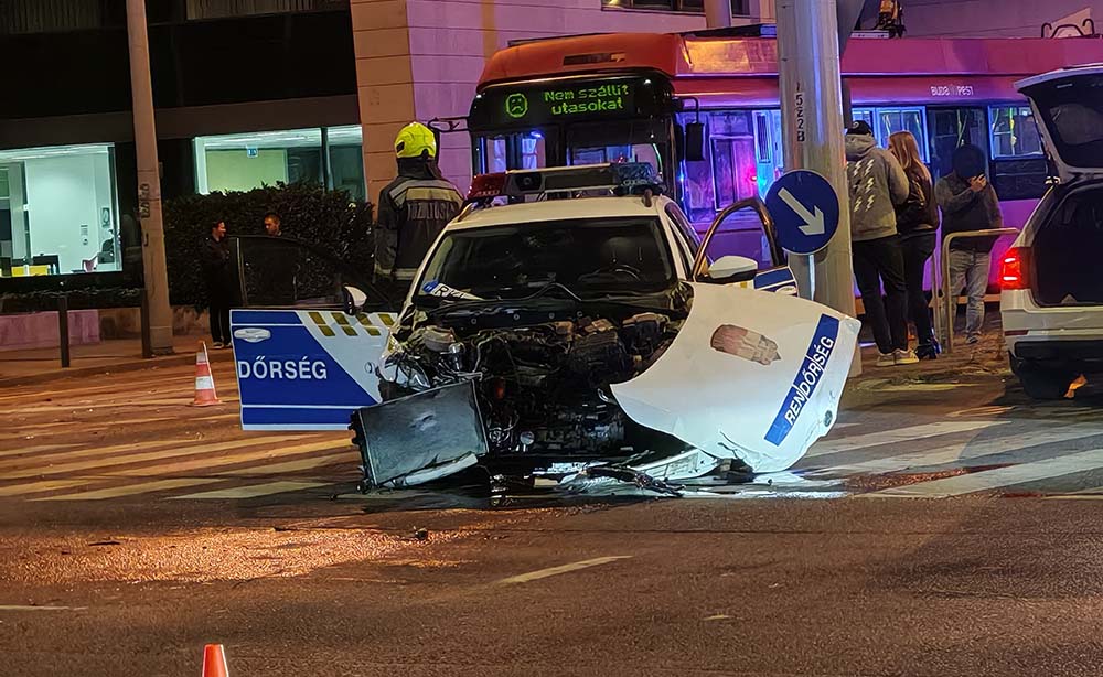 Rendőrautó ütközött egy BMW-vel