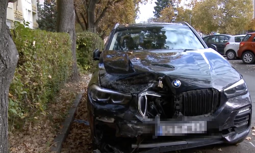 285 lóerős BMW-vel gyakorolt a nő! Hat autót tört össze Szombathelyen