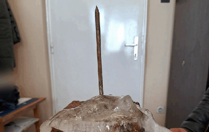 Óriásszögeket szórt az útra egy férfi Eger közelében