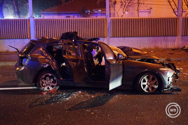 Buszmegállóba csapódott egy BMW, halálos áldozat is van