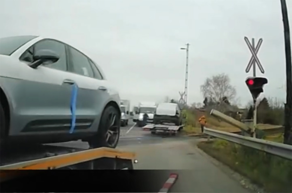 Pánik az átjáróban: Leszakadt a pótkocsi, majd a sínekre gurult