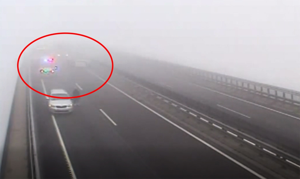 Brutális ködben történt baleset a Kőröshegyi völgyhídon