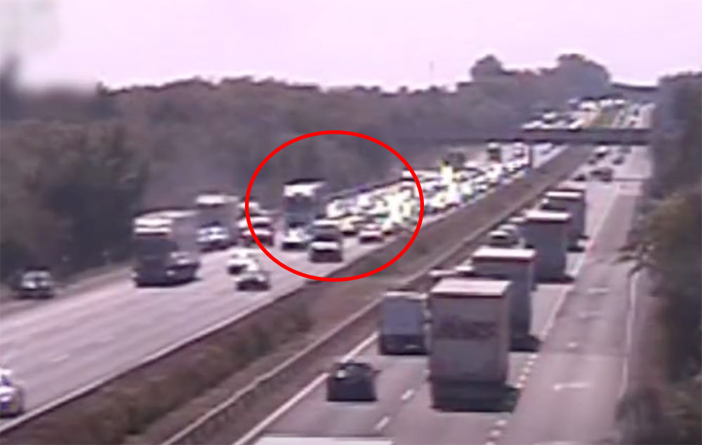 Megpördült, majd kétszer is nekiment a mögötte jövőnek – baleset az M7-esen