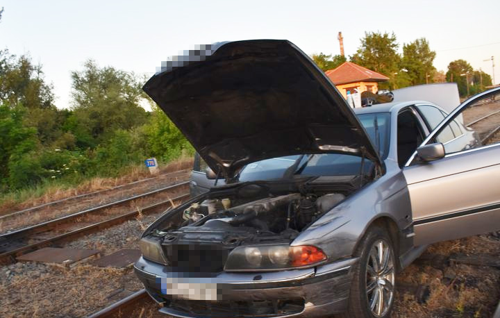 A vasúti síneken akadt fenn a menekülő autós – vádat emeltek a visszaeső sofőr ellen