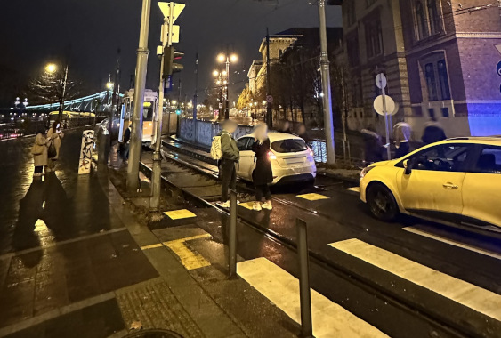 A sínekre hajtott egy autó a 2-es villamos vonalán