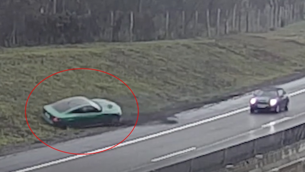 Kamera rögzítette: Megpördült és árokban kötött ki az M3-ason egy autó