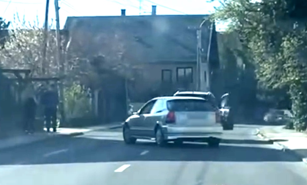 Részegen belerohant az előtte haladó autóba, majd elmenekült – kamera rögzítette
