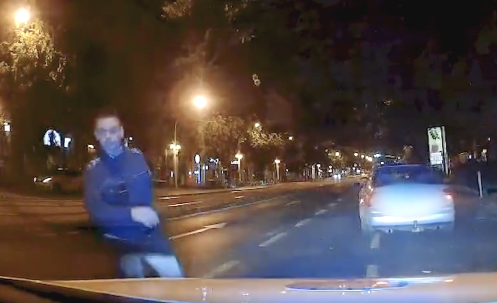 Bódultan menekült a rendőrök elől, 120 km/h-val csapódott taxiba a Blahán