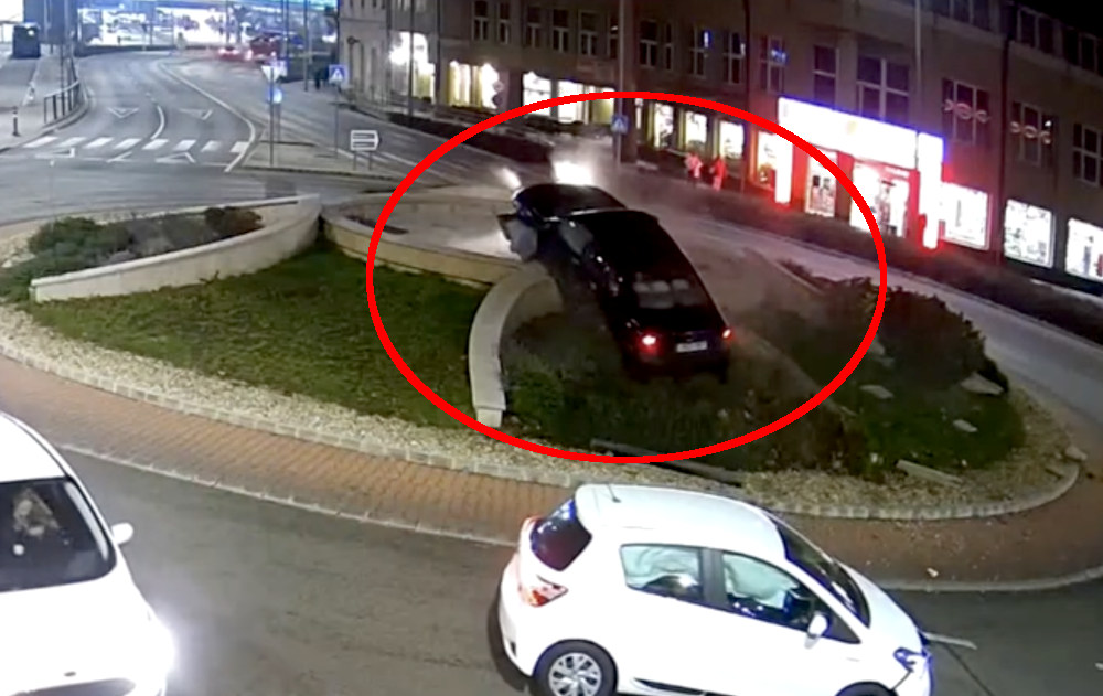 Így landolt a körforgalom szökőkútjában egy autó Kaposváron