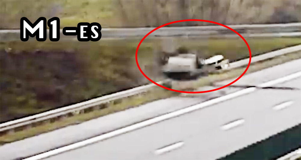 Csodával határos túlélés az M1-esen: háromszor átfordult az autó, mégis könnyű sérülésekkel úszták meg