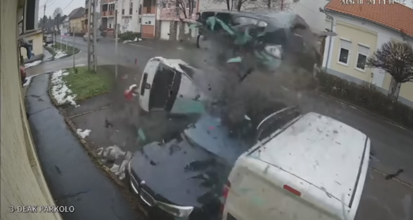 Döbbenetes balesetet rögzített egy kamera Gyöngyösön