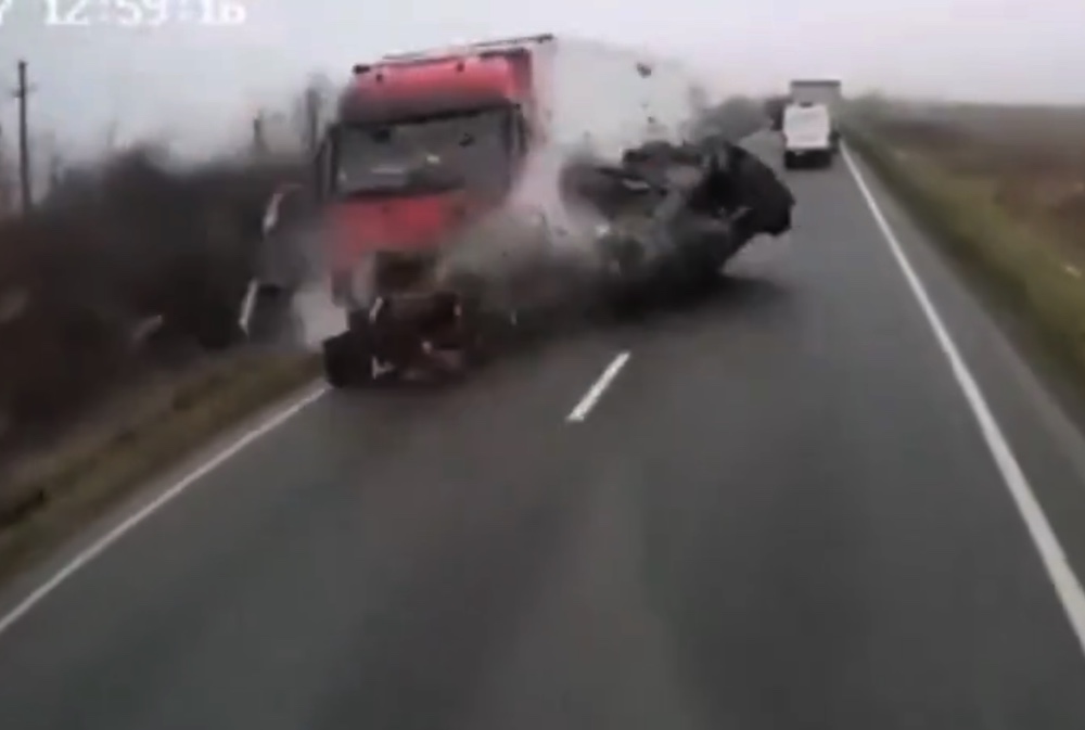 Fékezés nélkül rohant bele a kamionba a kisbusz – heten haltak meg