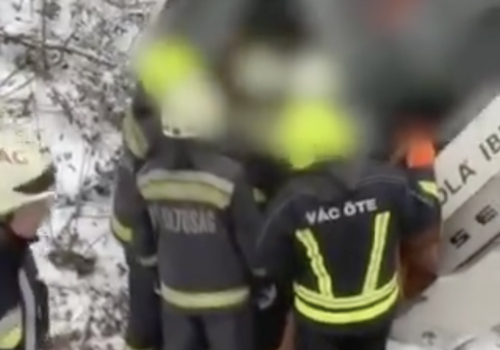 8 embert kellett kimenteni egy oldalra dőlt buszból Vácdukán