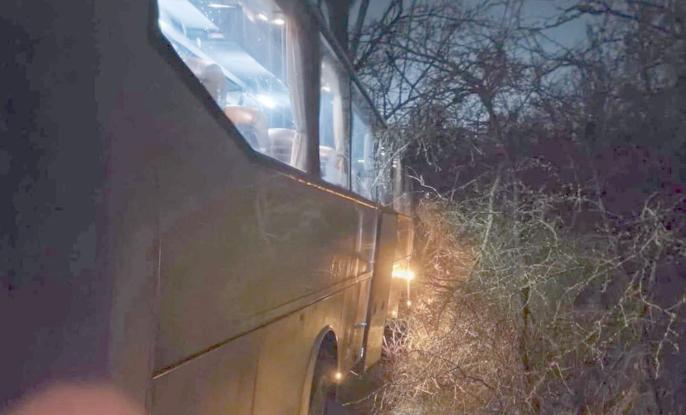 Buszbaleset: tizenöt utassal csúszott árokba egy munkásokat szállító busz