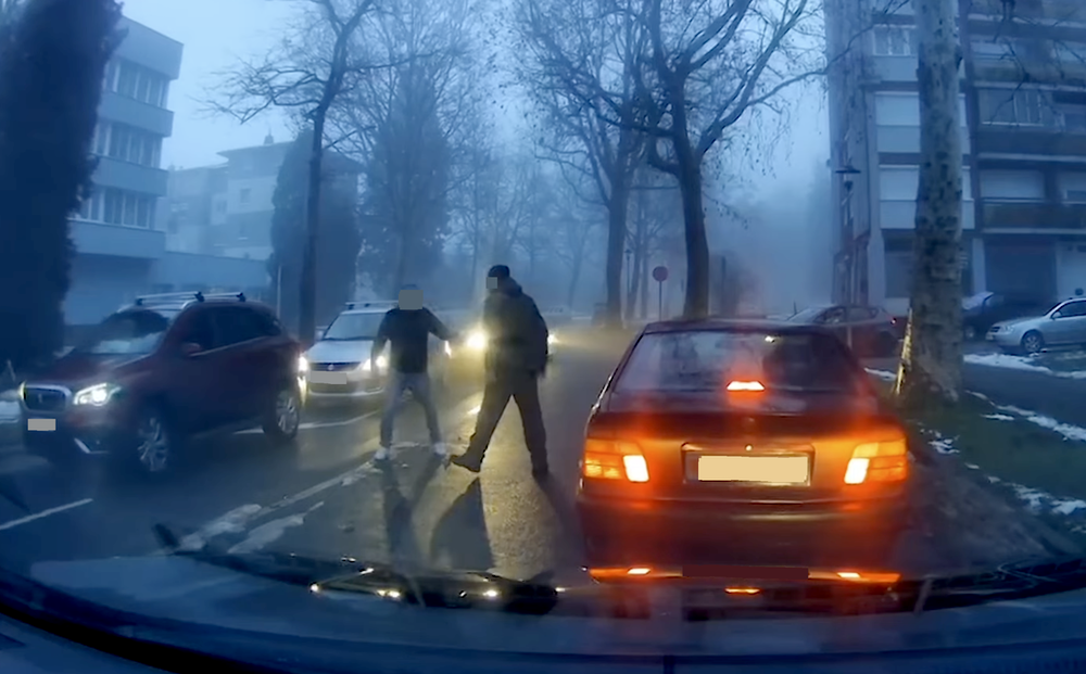 Az út közepén verekedtek, az egyik férfi nekiesett egy BMW-nek