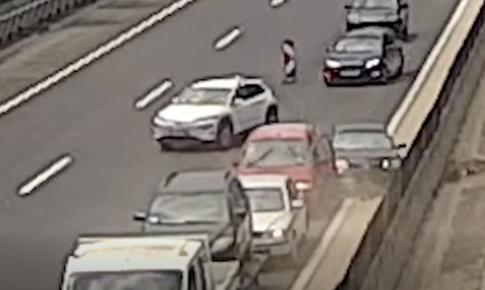 Így lett baleset a követési távolság hiányából az M3-ason