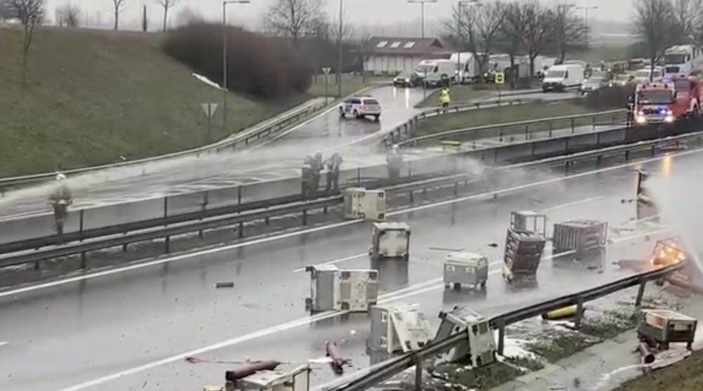 Így lőtte ki a mesterlövész az M6-os autópályán elszabadult gázpalackokat