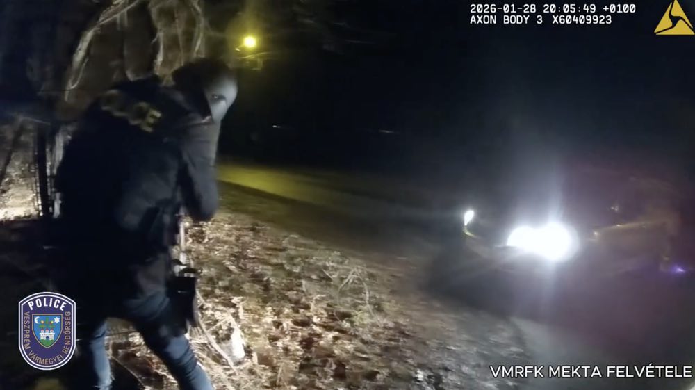 Sörétes puskával felfegyverkezve menekült, lövöldözött. A TEK páncélozott járművekkel kapta el a 60 éves férfit.