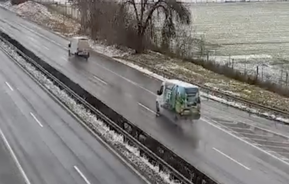 Súlyos balesetet rögzített a kamera az M7-esen. Későn vette észre az álló sort egy autós