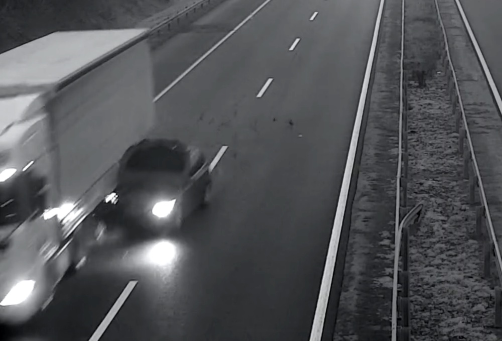 Pánik és ütközés lett a vége – későn vette észre a kamiont az M3-ason