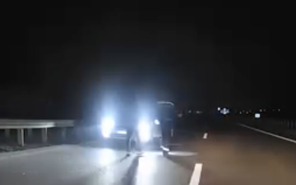 Tíz kilométeren át haladt forgalommal szemben az autópályán, elkapták a rendőrök