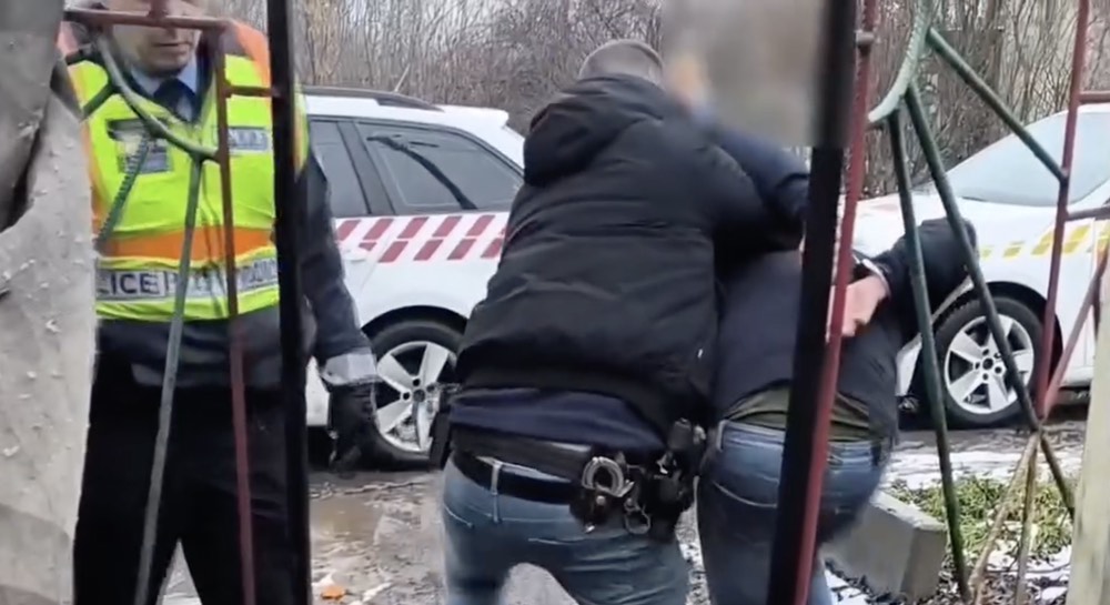 Gyerekkel együtt vittek el egy járó motorú autót Sülysápon