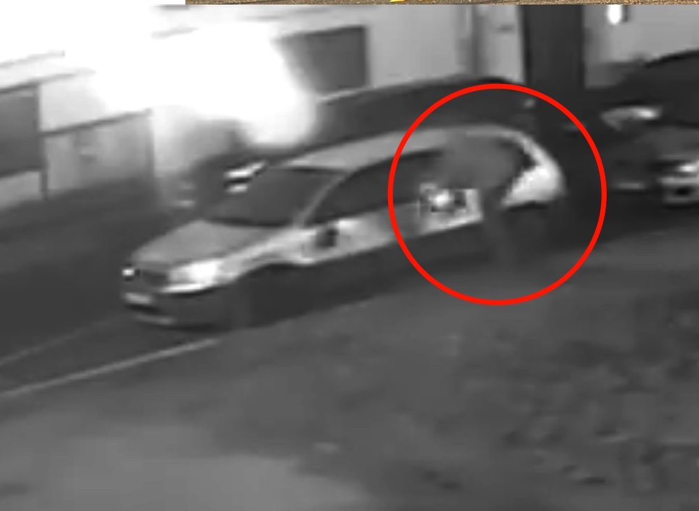 Járni nem nagyon tudott, de autókat rugdosni igen – Kilenc autót rongált meg. Keresik