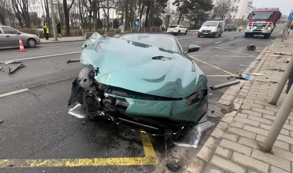 Buszmegállóba csapódott egy Aston Martin Győrben, egy ember meghalt