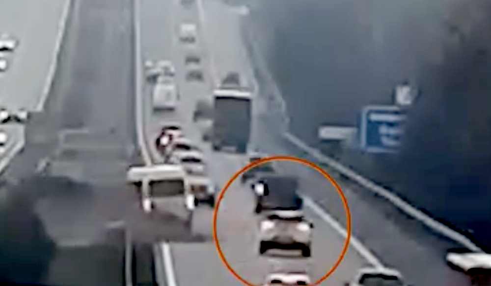 Te megálltál volna itt segítséget nyújtani? Ő nem tette!