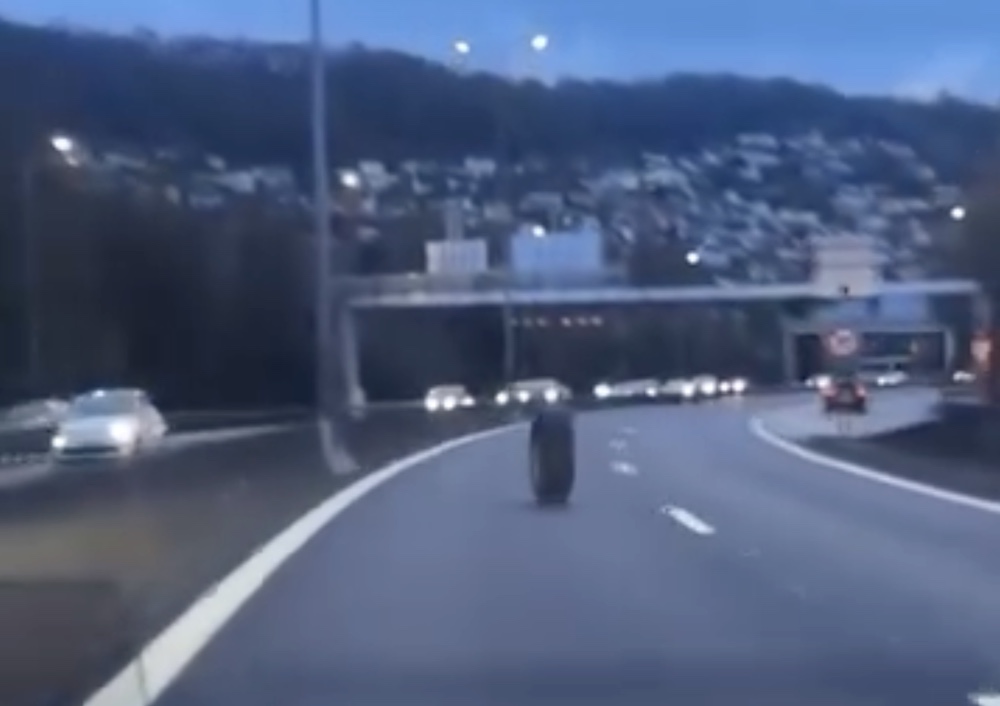 Elszabadult gumiabroncsról készült hajmeresztő videó Franciaországban